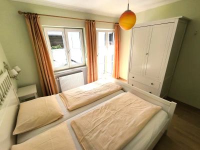 Schlafzimmer mit Schrank in der Ferienwohnung Zilly