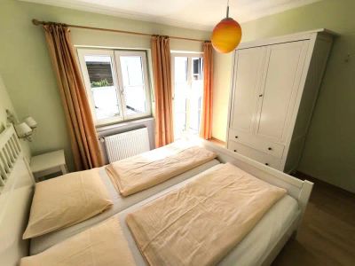 Schlafzimmer mit Schrank in der Ferienwohnung Zilly